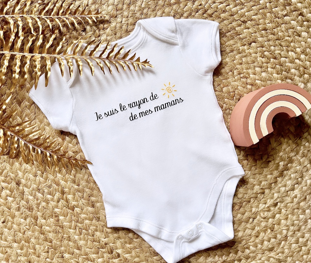 Body personnalisé "Je suis le rayon de soleil de mes mamans"