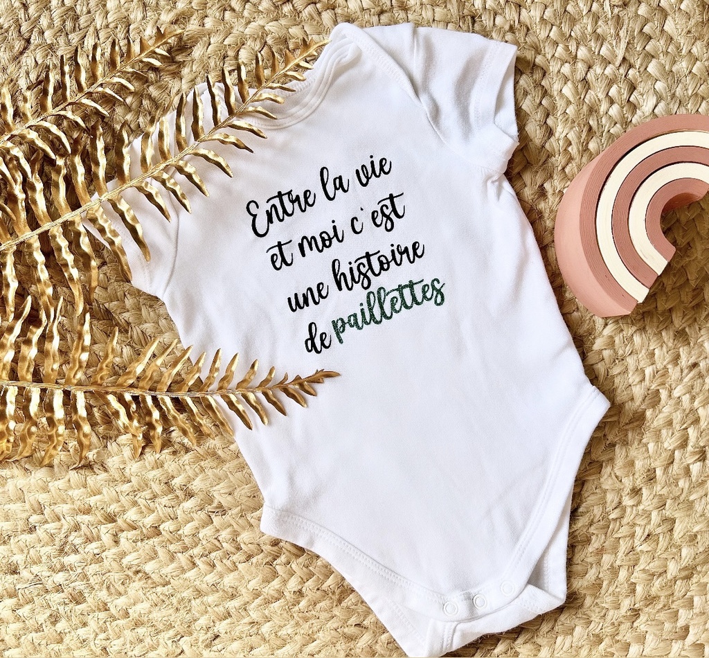 Body personnalisé "Entre la vie et moi c'est une histoire de paillettes"