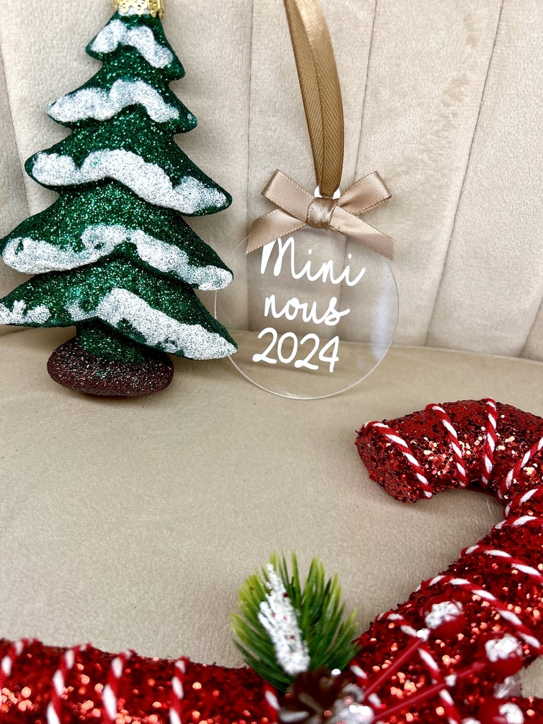 Boule de Noël plexiglass "MINI NOUS 2024"     