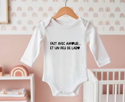 Body personnalisé "Fait avec amour et un peu de labo"